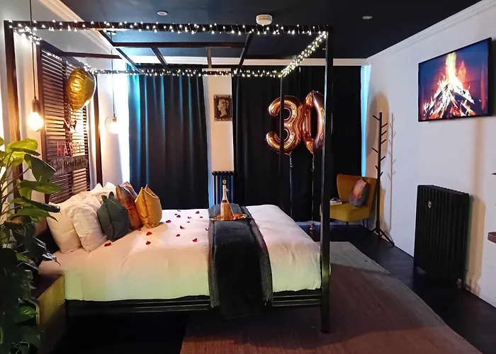 The Penny Black Apartment With Indoor Hot Tub