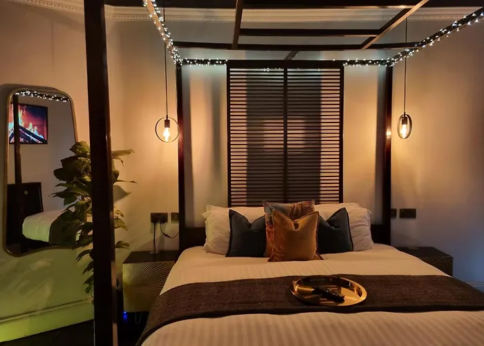 The Penny Black Apartment With Indoor Hot Tub