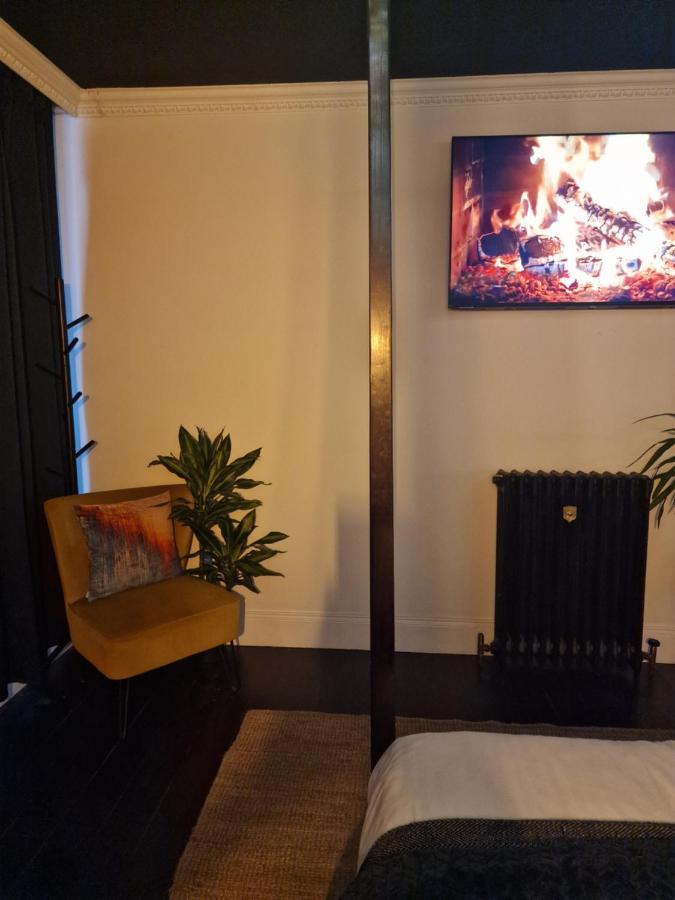 The Penny Black With Indoor Hot Tub Apartment
