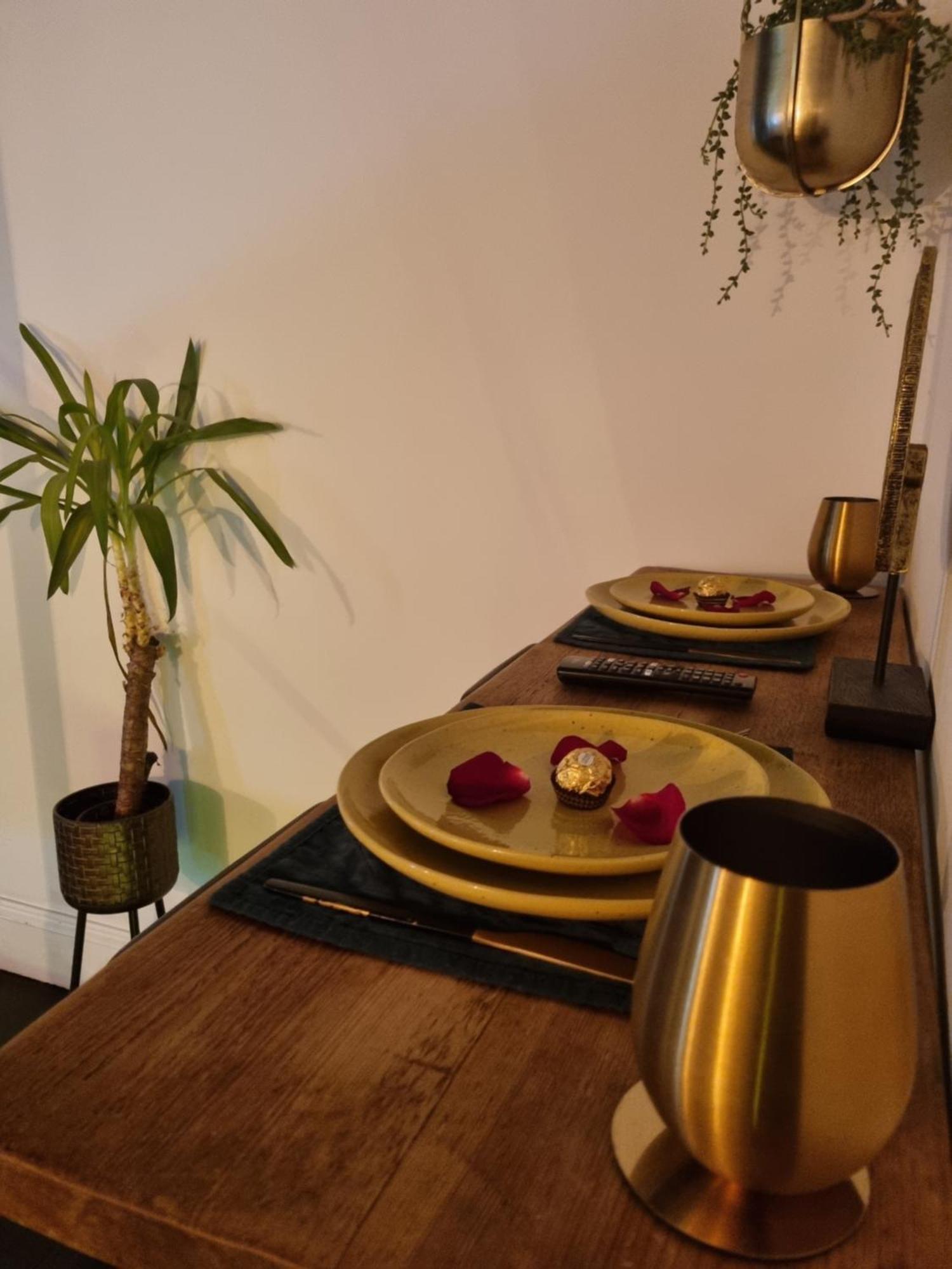 The Penny Black With Indoor Hot Tub Apartment