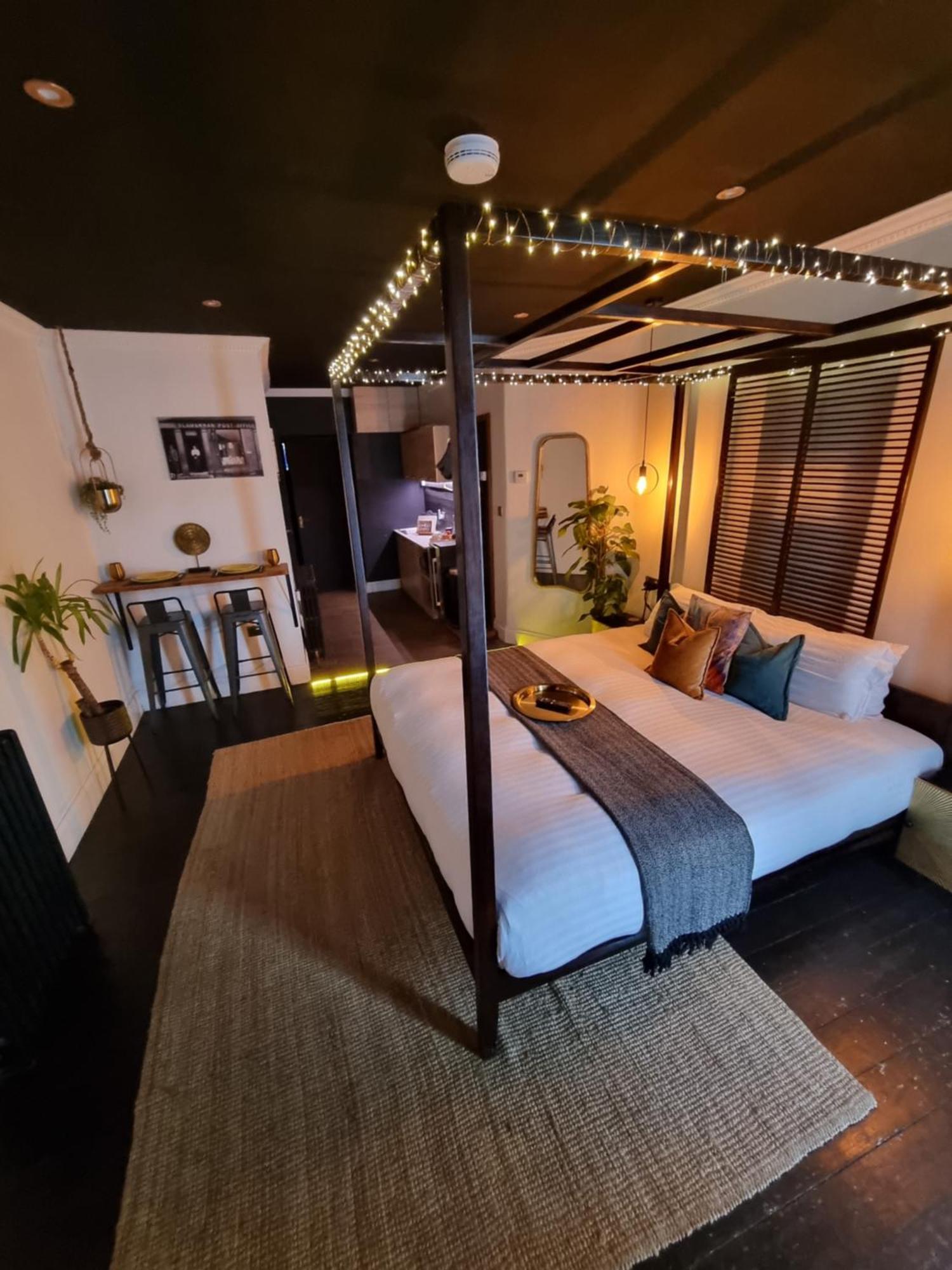 The Penny Black With Indoor Hot Tub Apartment *